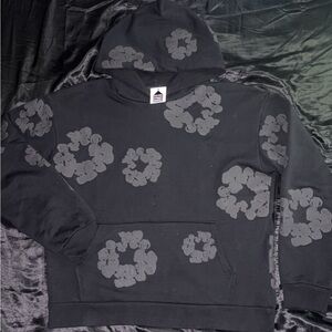 (L) Denim Tears’ Cotton Wreath Hoodie Black
